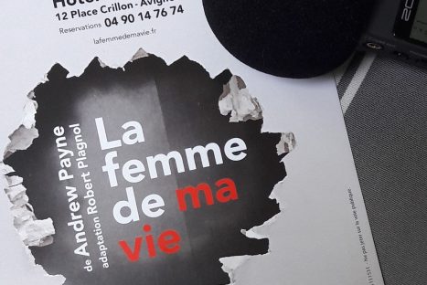 Son ramage se rapporte à son plumage